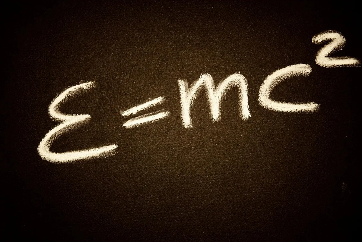 L'oméga dans les sciences : physique et mathématiques