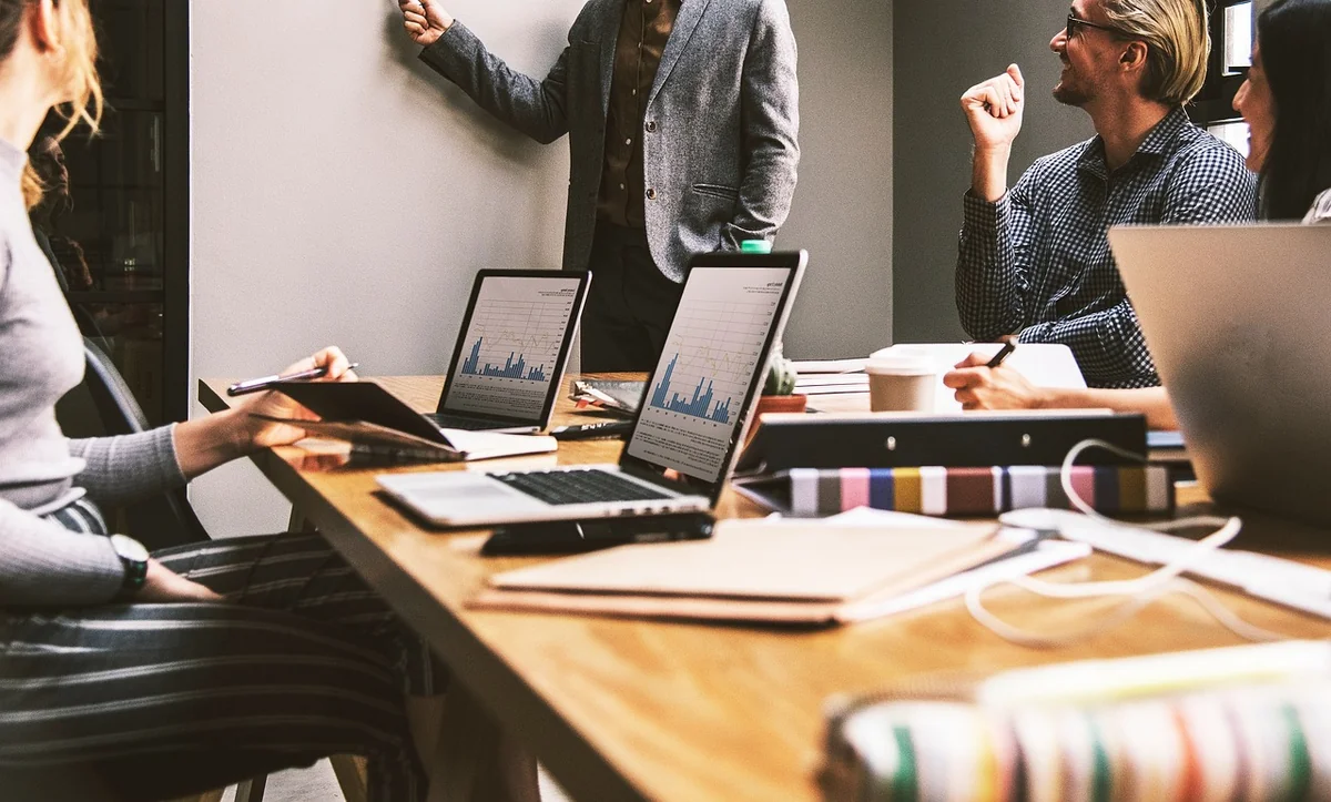 Freelance, agence ou plateforme : comment choisir à Pornic